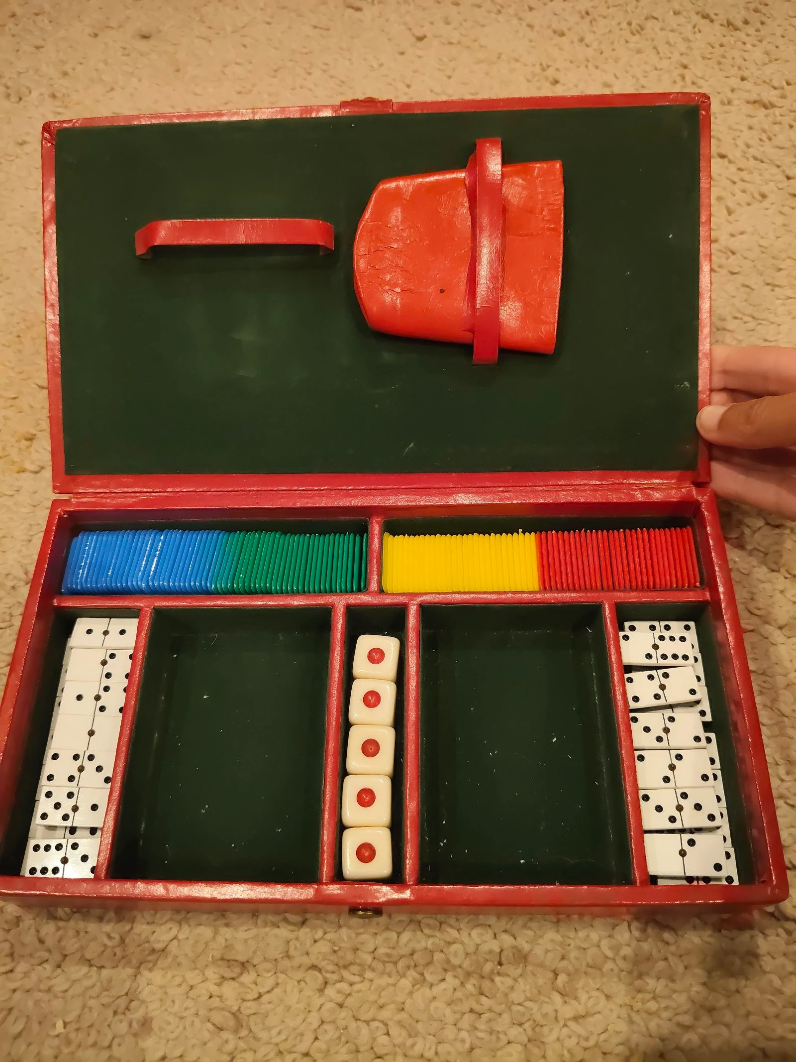 De HuntsMan-Rode lederen doos poker, domino, 2 gestandaardiseerde kaartenpakken, fiches in 4 kleuren en opvouwbare rode lederen beker – photo 2